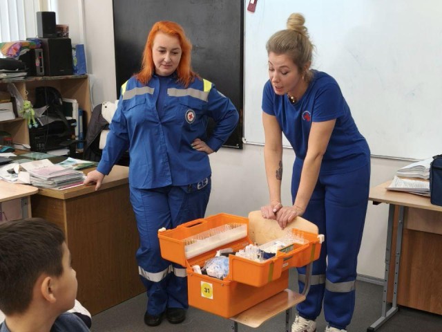 «Оранжевый чемоданчик» открыт для любопытных: как медики скорой из Люберец провели для школьников мастер-класс по спасению