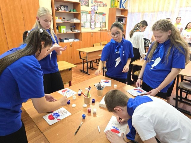 Квестом с плетением маскировочных сетей и оказанием первой помощи отметили День волонтера школьники Клина