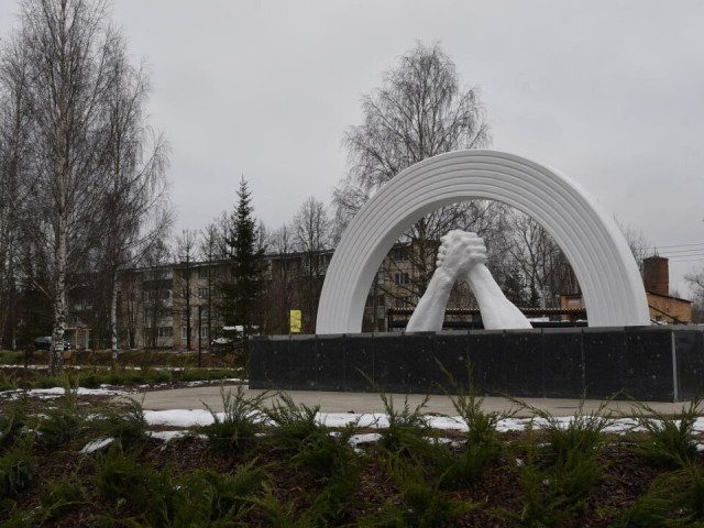 Стать скалолазом и отдохнуть на качелях: чем заняться в новом парке Лотошина