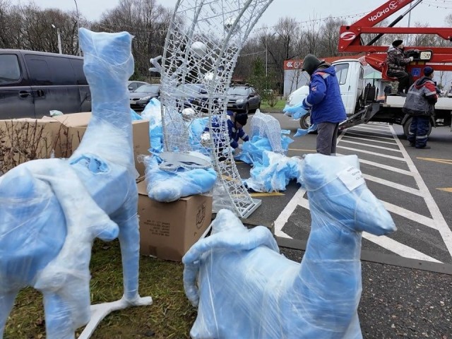 «Очень красиво будет»: в Зубове устанавливают новогодние декорации