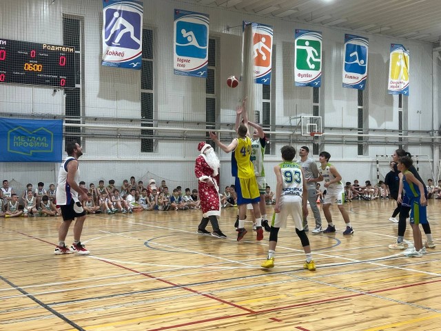 Праздник спорта и семьи: в городе прошел новогодний баскетбольный турнир