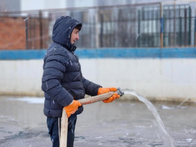 Погода в Луховицах наконец-то позволила приступить к заливке хоккейных коробок и катков