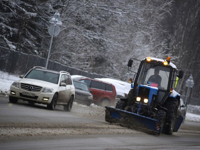 В Сергиевом Посаде техника и рабочие устраняют навалы снега на дорогах и во дворах