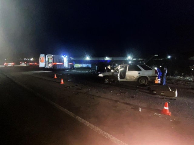 Лобовое столкновение в Вербилках: как спасатели извлекали из искореженной машины пострадавших парня и девушку