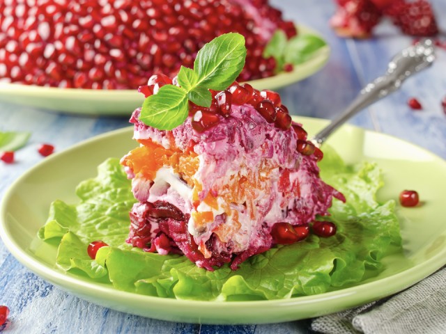 Оливье с кальмарами и «шуба» с гранатом: как превратить привычные салаты в деликатесы