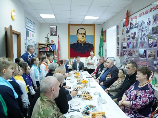 Котельниковским ветеранам вручили цветы, конфеты и новогодние подарки