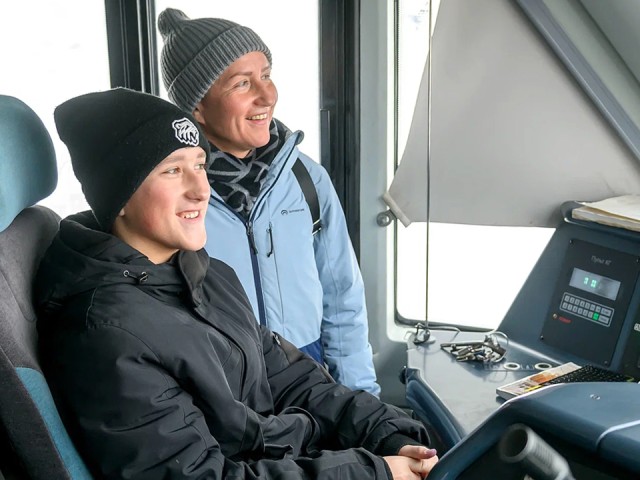 Мечта сбылась под Новый год: школьник из Серпухова побывал в кабине «Иволги» благодаря губернатору Подмосковья