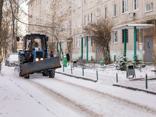 Клин расчищают от снега более 60 дворников