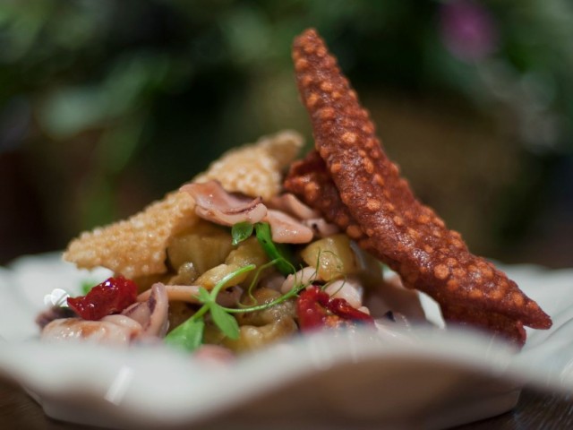 Гости в восторге: как приготовить салат «Пакость», который «взорвет» праздничный стол