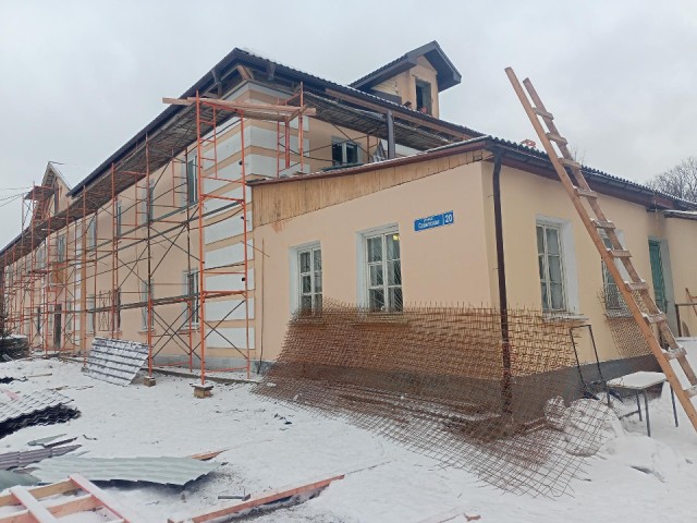 Подрядчик взялся за кровлю: как в Кашире продвигается ремонт школы искусств на улице Советской