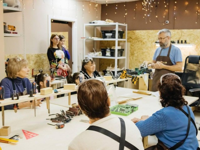 Участники «Активного долголетия» из Пушкино вместе с внуками научились делать новогодние игрушки