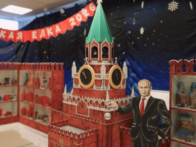Уже не до шишек: школьники замахнулись в новогодней поделке на Путина с Кремлем