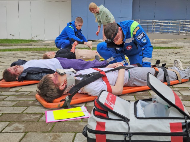 Спасатели и медики отработали действия при пожаре в гимназии имени Танеева