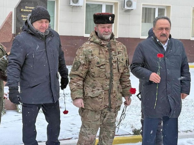 Уважение к подвигу: в Раменском возложили цветы к памятнику защитникам Родины