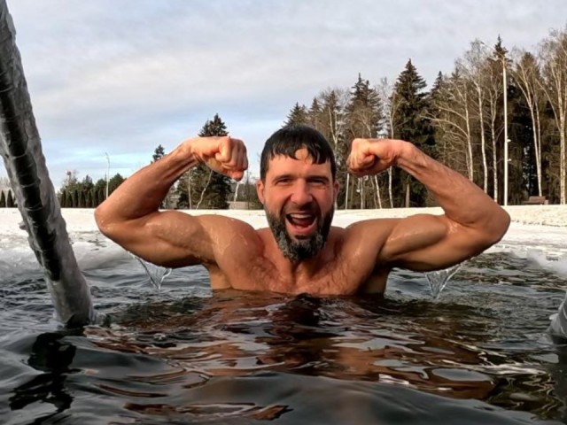 Экстремал из Краснознаменска выпил чай в ледяной воде и попал в «Книгу рекордов России»