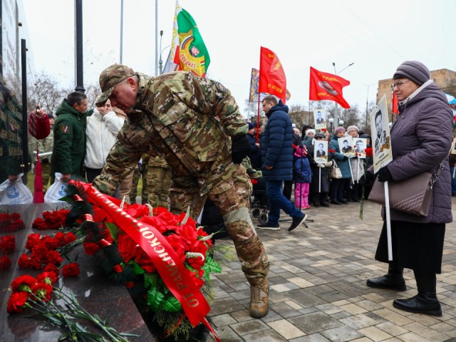В Раменском возложили цветы к мемориалу в День памяти погибших в локальных конфликтах