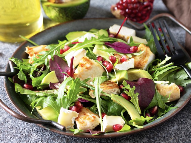 Модный и легкий салат для новогоднего стола 2026 – беспроигрышный вариант