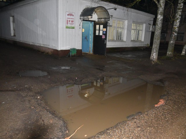 Лужи больше не будет: возле магазина в Новолотошине заделали яму