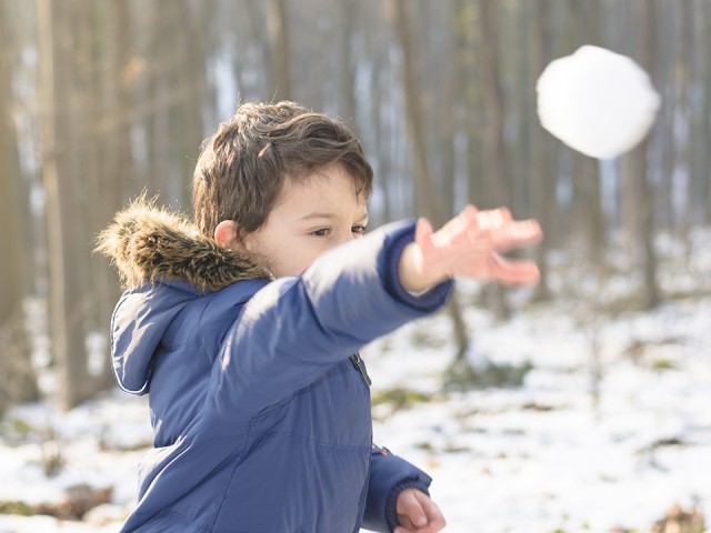 В Долгопрудном подростки закидали снежками движущийся автомобиль