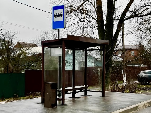 Остановочные павильоны с ударопрочным стеклом устанавливают в Подмосковье