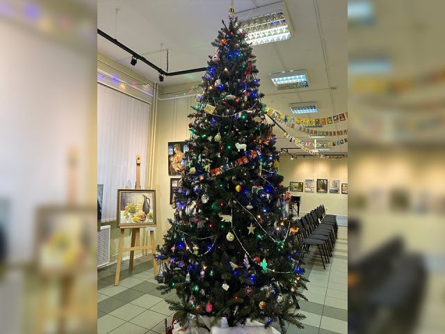 Новогоднюю елку в Долгопрудненском музее украсили редкими игрушками советских лет