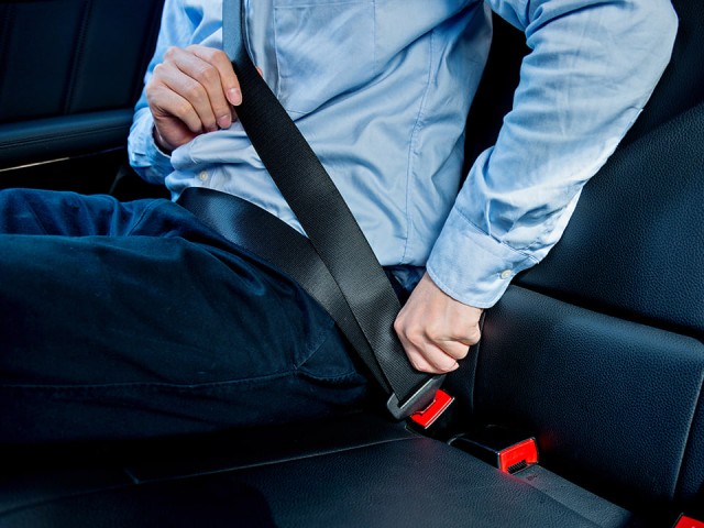Почему не пристегнутый пассажир сзади может убить тех, кто сидит впереди