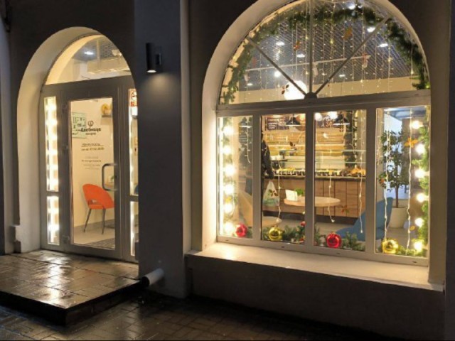 Как в городе создают новогоднее настроение: елки, конкурсы и праздники во дворах