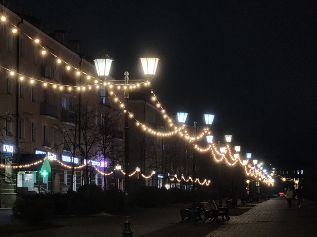 Сотнями огней озарились главная пешеходная улица и Никольский парк