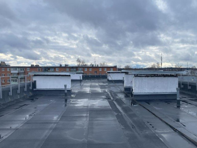 Дождь больше не страшен: в Новопетровском обновили крышу дома и усилили защиту от протечек