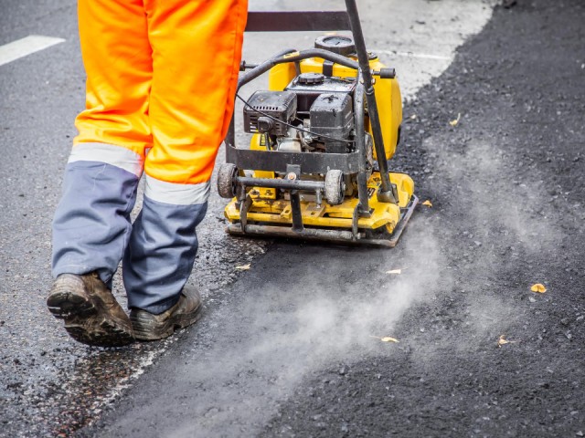 Вместо ухабов — гладкий асфальт: на каких дорогах Чехова срочно залатали ямы