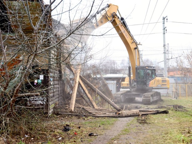 Долгожданный демонтаж: барак, который много лет портил въезд в город, наконец сносят