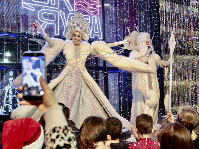 Мытищинцы на новогоднем празднике танцевали, участвовали в конкурсах и дарили комплименты