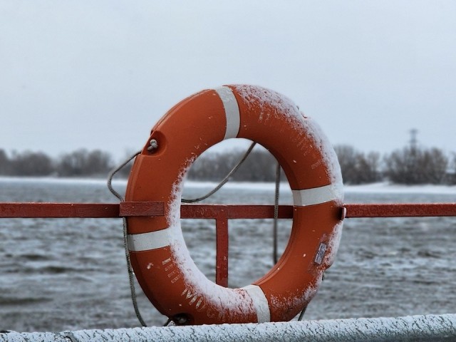 В Белоомуте возобновила работу паромная переправа через Оку, но перевозят только людей