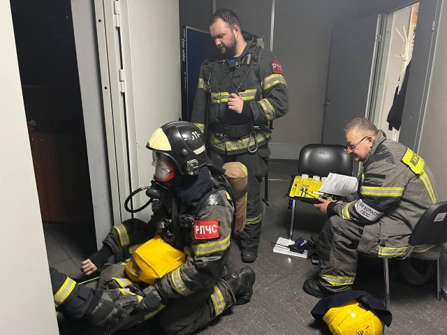 Дым, рация, спасательный маневр: как пожарные Чехова тренировались спасать людей в задымлении