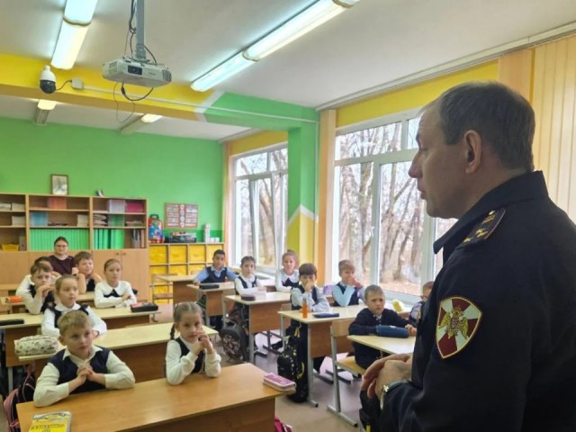 Правила безопасности от опытного бойца: школьники Дмитрова стали участниками необычного урока мужества