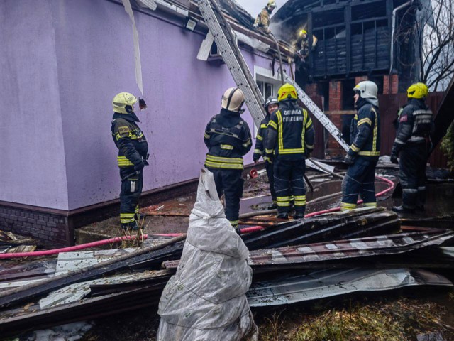 Быстрая реакция пожарных остановила огонь в поселке Загорянский