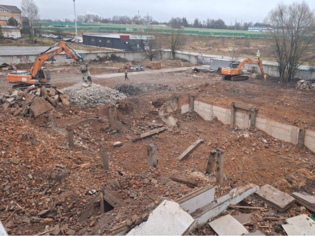 Старое здание у больницы в Волоколамске уходит в прошлое: на каком этапе работы и в какие сроки их завершат