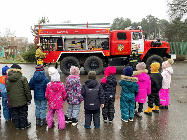 Пожарные в гостях у «Золотого ключика»: дети научились вызывать помощь и примерили боевую экипировку
