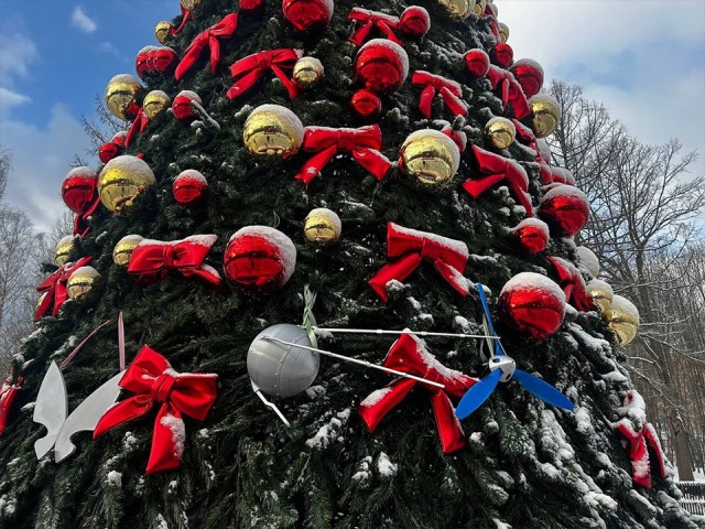 Точная копия первого спутника Земли украсила елку в Ступине