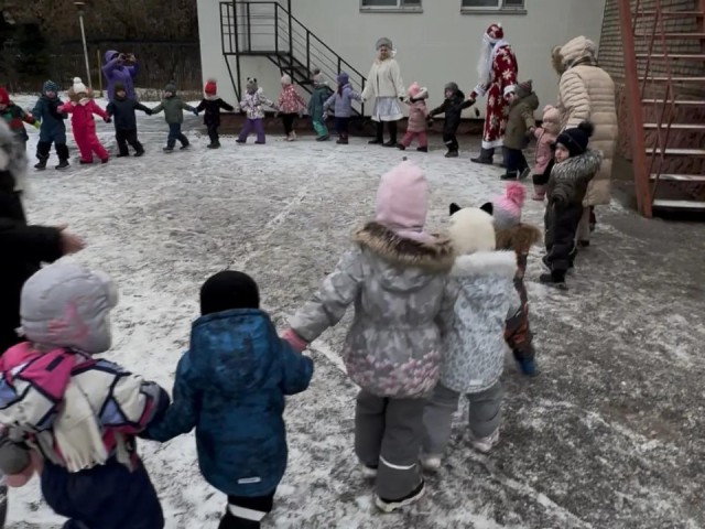 Дед Мороз и Снегурочка из техникума: как студенты из Наро-Фоминска подарили праздник детям