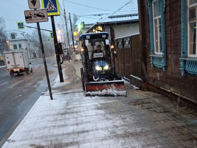 Рабочие и техника против метели: коммунальщики Одинцова вышли на уборку снега