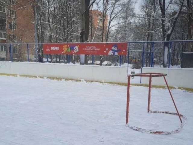 Коньки зовут: во дворах Черноголовки залили два катка