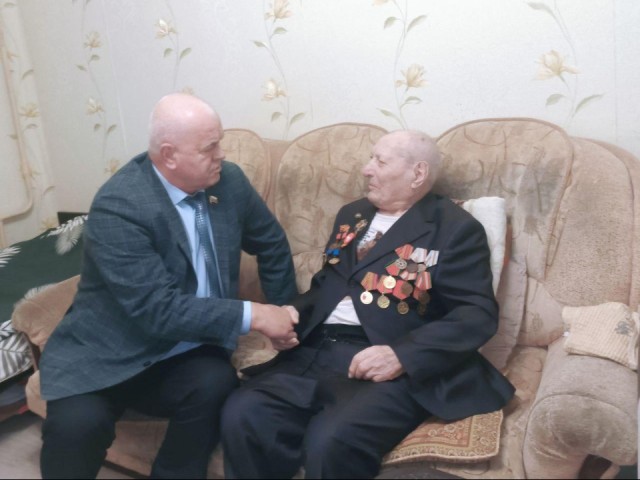 Подарки и поздравления: глава Шатуры поздравил ветеранов ВОВ с наступающим Новым годом