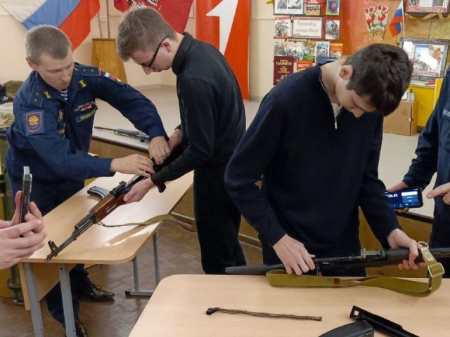 Примерить каску и разобрать АК: пожарные устроили для школьников Федина практический мастер-класс