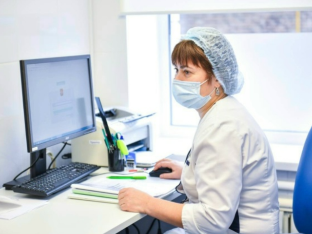 Без очередей и поездок: как жителю Химок получить консультацию врача через смартфон