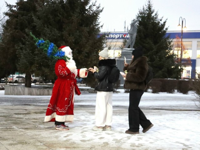 Дед Мороз разгуливает по Коломне и поздравляет случайных прохожих