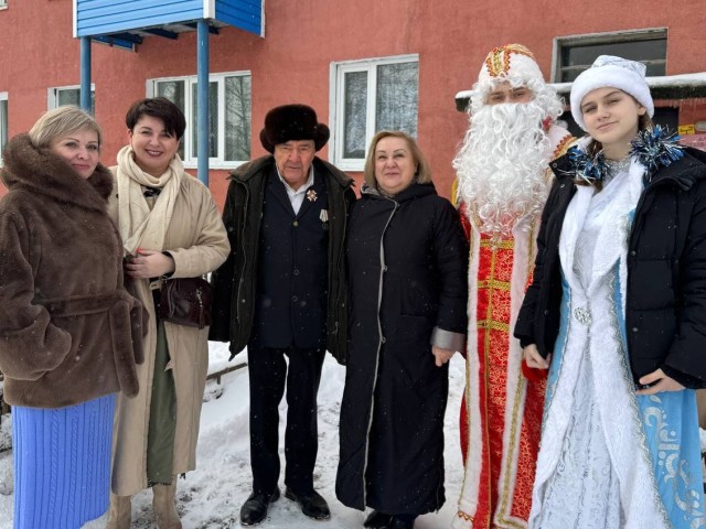 Ветераны Можайска принимают новогодние поздравления и подарки от главы округа