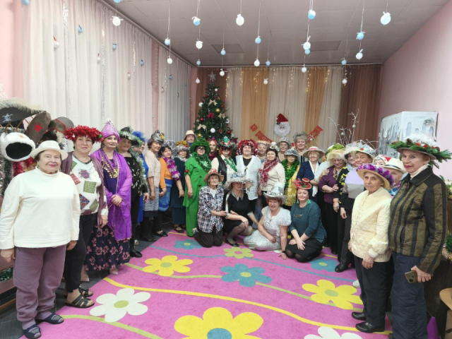 Творческая битва шляп: в Зарайске для пенсионеров провели веселую «Шляпную вечеринку» с играми и подарками