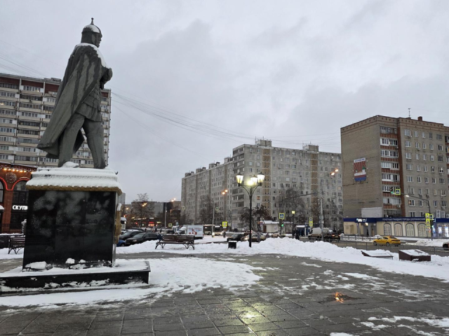 Сугробы, горки и работа коммунальщиков: Дзержинский готовится к празднику по-зимнему