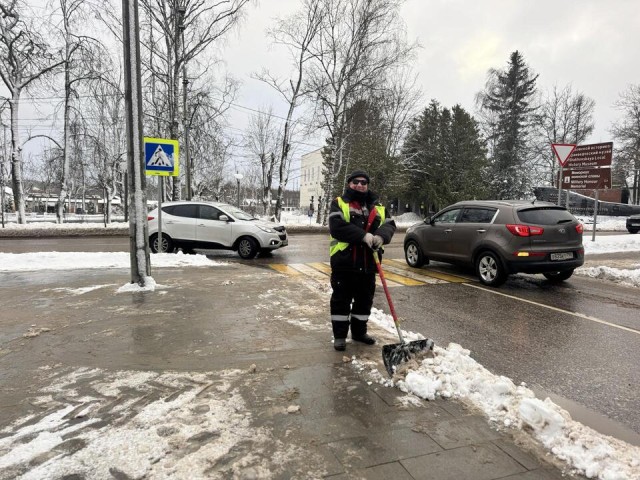 В Шаховской устраняют последствия мощного снегопада